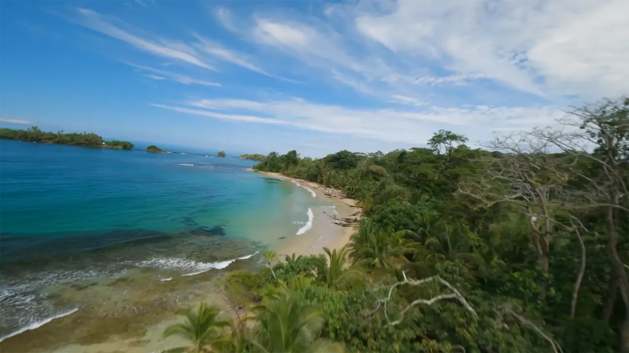 Drohnenaufnahme einer Küstenlandschaft in Panama, gefilmt von Nils Beitelhoff aus Münster